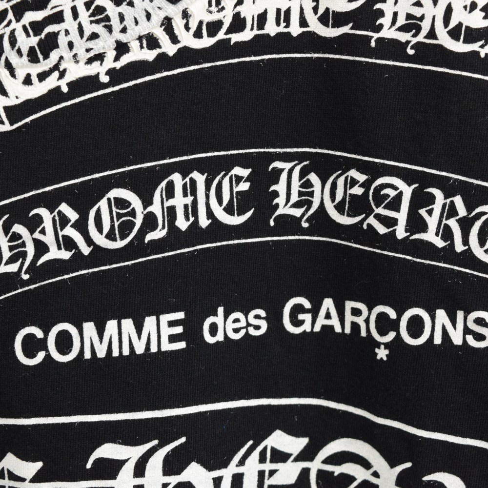 CHROME HEARTS(クロムハーツ) x COMME des GARCONS マルチスクロールラベルロゴプリント半袖Tシャツ ブラック コムデギャルソン レディース【7021F220021】